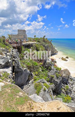 I turisti sulle scogliere di El Castillo, il castello, le rovine di Tulum, un sito archeologico Maya presso il Parco Nazionale di Tulum, Tulum, Quintana Roo, Messico. Foto Stock