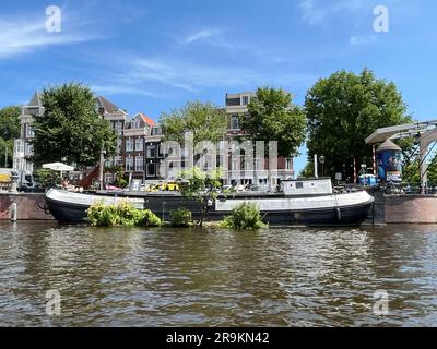 Amsterdam, Paesi Bassi. 24 giugno 2023. Le case galleggianti lungo il fiume Amstel. Foto di alta qualità Foto Stock