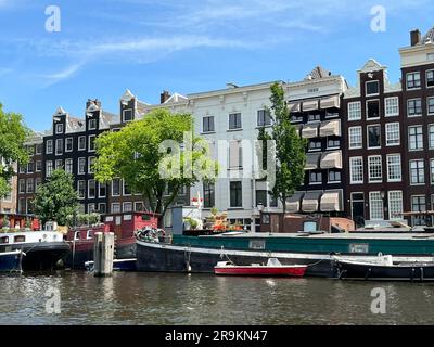 Amsterdam, Paesi Bassi. 24 giugno 2023. Le case galleggianti lungo il fiume Amstel. Foto di alta qualità Foto Stock