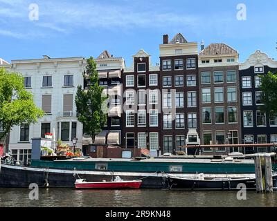 Amsterdam, Paesi Bassi. 24 giugno 2023. Le case galleggianti lungo il fiume Amstel. Foto di alta qualità Foto Stock