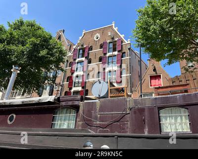 Amsterdam, Paesi Bassi. 24 giugno 2023. I gables lungo i canali di Amsterdam. Foto di alta qualità Foto Stock