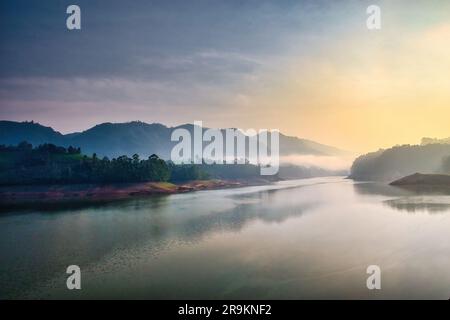 Splendida vista sulle montagne della diga di Mattupetty, Munnar, Kerala, India. Una delle attrazioni più panoramiche di Munnar è la diga di Mattupetty, che offre un pa Foto Stock