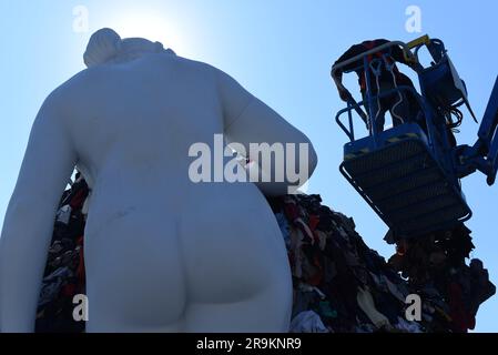 Napoli, Italia. 27 maggio 2023. Preparazione dell'installazione della Venere delle Rorse a cura di Michelangelo Pistoletto in Piazza del Municipio crediti: Agenzia fotografica indipendente/Alamy Live News Foto Stock