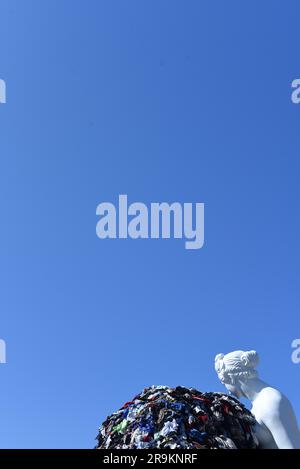 Napoli, Italia. 27 maggio 2023. Preparazione dell'installazione della Venere delle Rorse a cura di Michelangelo Pistoletto in Piazza del Municipio crediti: Agenzia fotografica indipendente/Alamy Live News Foto Stock