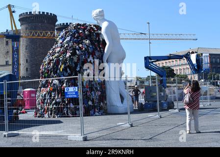 Napoli, Italia. 27 maggio 2023. Preparazione dell'installazione della Venere delle Rorse a cura di Michelangelo Pistoletto in Piazza del Municipio crediti: Agenzia fotografica indipendente/Alamy Live News Foto Stock