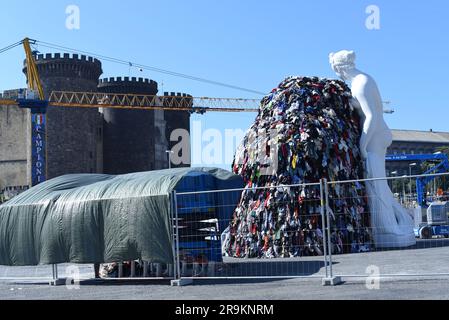 Napoli, Italia. 27 maggio 2023. Preparazione dell'installazione della Venere delle Rorse a cura di Michelangelo Pistoletto in Piazza del Municipio crediti: Agenzia fotografica indipendente/Alamy Live News Foto Stock