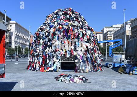 Napoli, Italia. 27 maggio 2023. Preparazione dell'installazione della Venere delle Rorse a cura di Michelangelo Pistoletto in Piazza del Municipio crediti: Agenzia fotografica indipendente/Alamy Live News Foto Stock