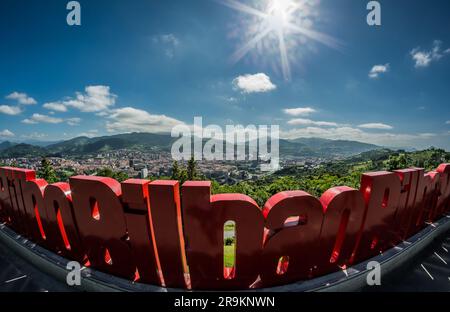 Vista dall'alto di Bilbao, una splendida città nel nord della Spagna circondata da verdi colline. Foto Stock