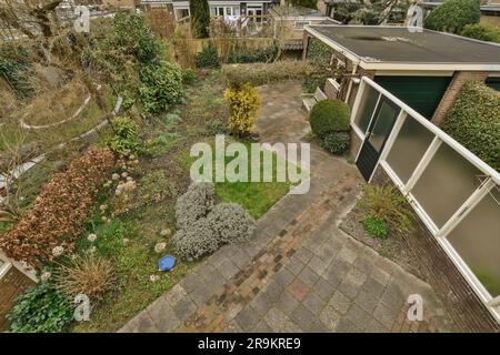 il giardino posteriore dall'alto, con alcune piante e arbusti in primo piano - l'immagine è ripresa da una vista aerea Foto Stock