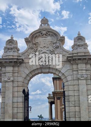 Budapest, Ungheria - 05.20, 2023: Statua del cavaliere di Savoyai Eugen nel cortile del castello di Buda. Foto Stock