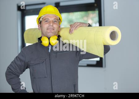 uomo con barba sicura di sé che indossa tute e cappello Foto Stock
