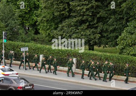 Mosca, Russia. 27 giugno 2023. I soldati camminano appena fuori dal Cremlino dopo che il presidente Vladimir Putin si è rivolto al personale militare russo e ai dipendenti delle forze dell'ordine. Nel suo discorso, il presidente elogiò gli ufficiali per il loro servizio durante il colpo di stato di Wagner. (Foto di Vlad Karkov/SOPA Images/Sipa USA) credito: SIPA USA/Alamy Live News Foto Stock