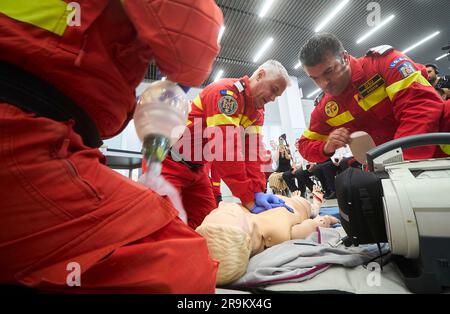 Bucarest, Romania. 27 giugno 2023: I paramedici del servizio di soccorso di emergenza rumeno SMURD eseguono addestramento CPR su un manichino durante l'evento in occasione dell'acquisto, con il supporto di Lidl Romania, di 13 set identici di manichini, del valore di oltre 250.000 euro, per i centri di formazione paramedica del paese. Crediti: Lucian Alecu/Alamy Live News Foto Stock