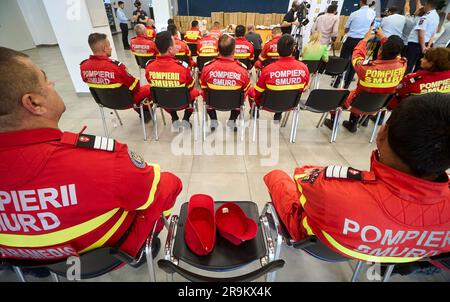 Bucarest, Romania. 27 giugno 2023: I paramedici del servizio di soccorso di emergenza rumeno SMURD partecipano all'evento in occasione dell'acquisto, con il supporto di Lidl Romania, di 13 set identici di manichini, del valore di oltre 250.000 euro, per i centri di formazione paramedica del paese. Crediti: Lucian Alecu/Alamy Live News Foto Stock