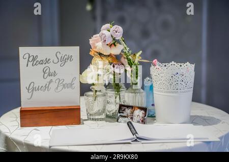 Un tavolo da firma per gli ospiti del matrimonio per firmare il libro degli ospiti della coppia Foto Stock