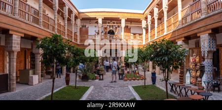 RABAT, MAROCCO - 8 APRILE 2023 - la vecchia fontana marocchina Ibn Aicha ricostruita nella medina di Rabat Foto Stock