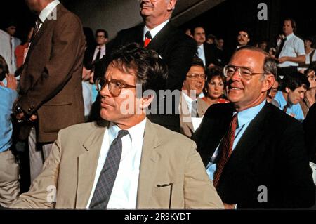 L'attore e attivista Warren Beatty, Left, e Charles Manatt, presidente del Comitato Nazionale Democratico, guardano gli atti della Convention Nazionale Democratica del 1984 al Moscone Center di San Francisco, California, lunedì 16 luglio 1984. Credito: Howard L. Sachs/CNP Foto Stock