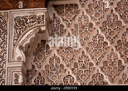 MARRAKECH, MAROCCO - 18 APRILE 2023 - la famosa Madrassa Ben Youssef nella medina di Marrakech Foto Stock