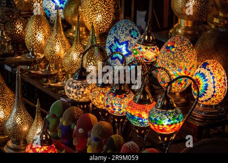 Impressioni di tipici souk marocchini nella medina di Marrakech Foto Stock