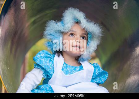 Bambina in costume da nonna. La vera famiglia si diverte mentre usi i costumi  della storia del cappellino rosso di Halloween Foto stock - Alamy