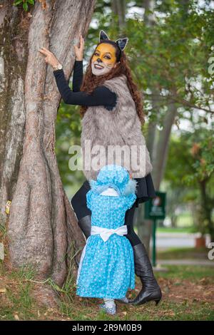 Bambino in un cappello lupo su sfondo grigio, all'aperto. Foto di alta  qualità Foto stock - Alamy