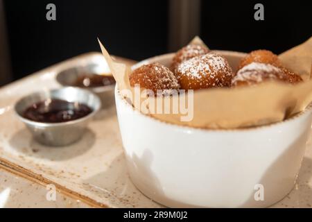 Ciambelle con salsa al cioccolato per l'immersione Foto Stock