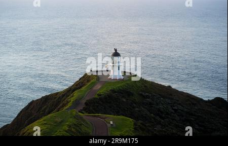 Vista panoramica dello storico faro bianco arroccato sulla scogliera di Capo Reinga, penisola di Aupouri, Northland, Isola del Nord, nuova Zelanda Foto Stock