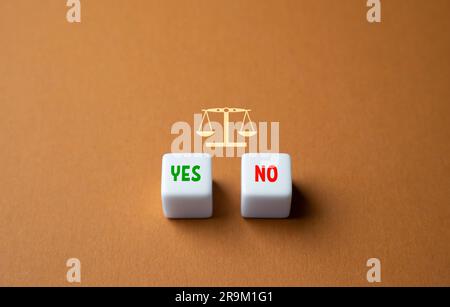 Pesare tutto per sì o no Risoluzione delle controversie in tribunale. Scelta tra accettazione e rifiuto. Pesare i pro e i contro. Processo decisionale, vot Foto Stock