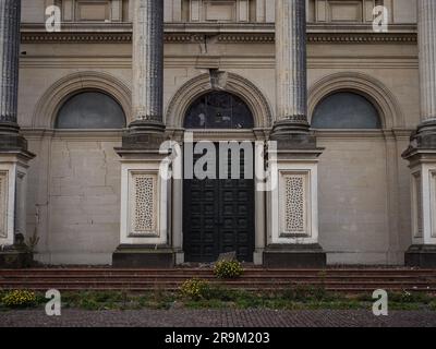 Primo piano dettaglio delle crepe nella facciata della cattedrale del Santissimo Sacramento basilica di Christchurch danneggiata dal terremoto di Canterbury del 2011 Foto Stock