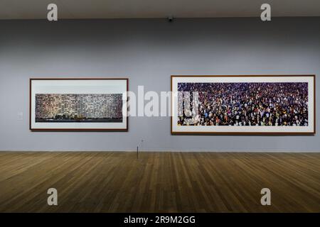 Londra, Regno Unito, 12 giugno 2023, Una nuova mostra alla Tate Modern è stata inaugurata il 12 giugno dal titolo Capturing the Moment. È un viaggio attraverso la pittura e la fotografia. La mostra esplora il rapporto dinamico tra pittura contemporanea e fotografia. Osservare come la spazzola e l'obiettivo sono stati utilizzati per catturare i momenti. Questa mostra si svolge fino al 28 gennaio 2024. Foto: Andreas Gursky - May Day IV (2000)., Andrew Lalchan Photography/Alamy Live News Foto Stock