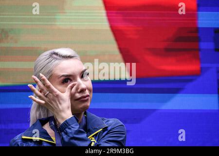 Cracovia, Polonia. 27 giugno 2023. La Romania SZOCS Bernadette Cynt riceve la sua medaglia d'oro durante la cerimonia della medaglia nelle finali individuali di ping-pong femminili durante i 3 ° Giochi europei alla Hutnik Arena di Cracovia, in Polonia, il 27 giugno 2023. (Foto di Dominika Zarzycka/Sipa USA) credito: SIPA USA/Alamy Live News Foto Stock