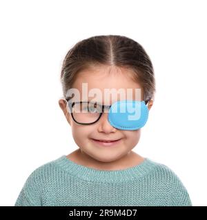 Ragazza felice con ugello sugli occhiali per il trattamento dello strabismo su sfondo bianco Foto Stock