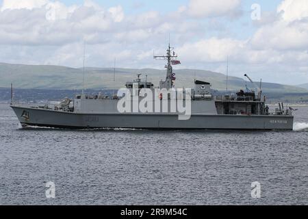 UNS Chernihiv (M310), un cacciatore di minatori della classe Sandown operato dalla marina Ucraina, che passa da Greenock sul Firth of Clyde. La nave sta partecipando all'esercitazione Sea Breeze 23-1 (chiamata Alba Breeze in riconoscimento della nazione ospitante temporanea), un'esercitazione militare multinazionale che si terrà quest'anno in Scozia, al posto della consueta nazione ospitante dell'Ucraina. Questa nave aveva servito con la Royal Navy britannica come HMS Grimsby (M108), fino a quando non fu dismessa nel 2022, poi trasferita alla marina Ucraina all'inizio di quest'anno. Questa è la sua prima esercitazione navale nelle mani dei suoi nuovi proprietari. Foto Stock