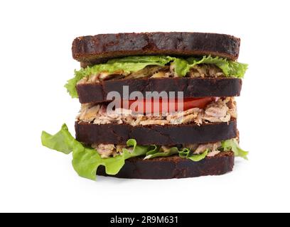 Delizioso sandwich con tonno, pomodori e lattuga su sfondo bianco Foto Stock