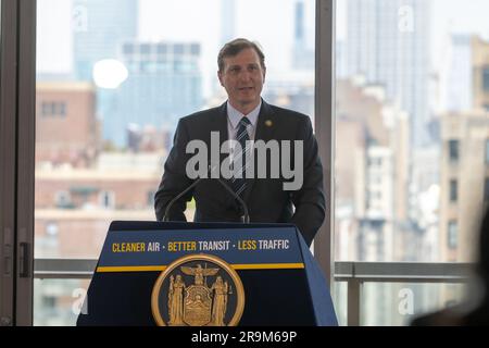 New York, Stati Uniti. 27 giugno 2023. NEW YORK, NEW YORK - GIUGNO 27: STATI UNITI Il rappresentante Dan Goldman interviene durante l'annuncio del governatore Hochul sul prezzo della congestione per la prima volta in nazione il 27 giugno 2023 a New York City. Crediti: Ron Adar/Alamy Live News Foto Stock