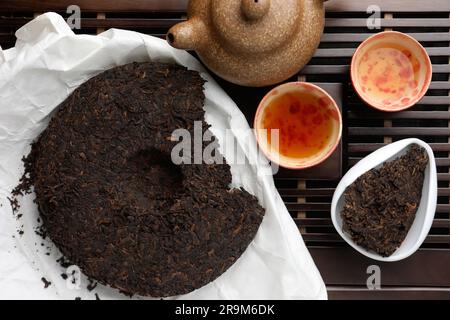 Composizione piatta con tè pu-erh su vassoio di legno Foto Stock