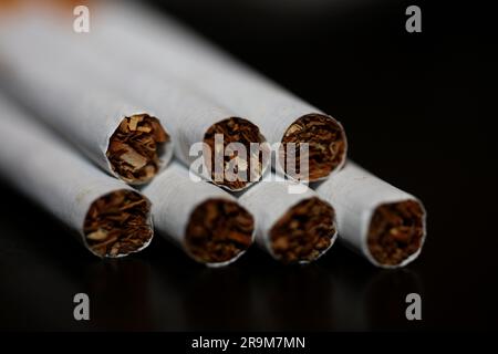 Una vista da un certo numero di sigarette isolate su fondo nero tabacco da vicino smettere di fumare sigarette cattiva abitudine drogato nicotina hig di grandi dimensioni Foto Stock