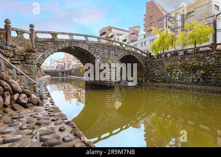 Nagasaki, Giappone - novembre 29 2022: Il ponte Meganebashi è il più notevole dei numerosi ponti in pietra. Il ponte prende il nome dalla somiglianza di sp Foto Stock
