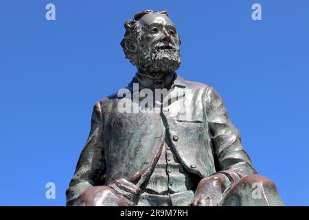 Testa e spalle della scultura in bronzo di Jules Verne seduto su un polpo dello scultore locale José Morales, i giardini di Montero Ríos, Vigo, Spagna. Foto Stock