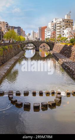Nagasaki, Giappone - novembre 29 2022: Il ponte Meganebashi è il più notevole dei numerosi ponti in pietra. Il ponte prende il nome dalla somiglianza di sp Foto Stock