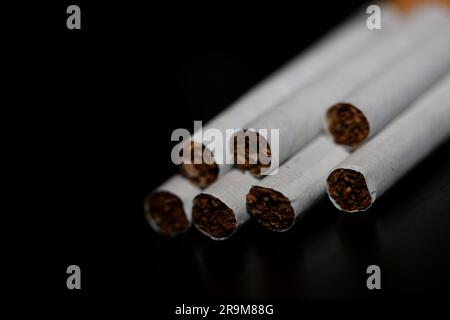 Una vista da un certo numero di sigarette isolate su fondo nero tabacco da vicino smettere di fumare sigarette cattiva abitudine drogato nicotina hig di grandi dimensioni Foto Stock