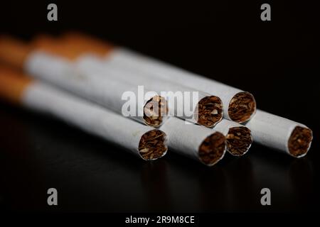 Una vista da un certo numero di sigarette isolate su fondo nero tabacco da vicino smettere di fumare sigarette cattiva abitudine drogato nicotina hig di grandi dimensioni Foto Stock