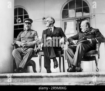 Segretario generale sovietico Josef Stalin, Stati Uniti Il presidente Franklin Roosevelt, il primo ministro britannico Winston Churchill, sul portico dell'ambasciata russa durante la conferenza di Teheran, Teheran, Iran, Stati Uniti Army Signal Corps, novembre 1943 Foto Stock