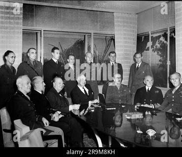 Primo ministro britannico Winston Churchill (terzo posto da sinistra), Stati Uniti Il presidente Franklin D. Roosevelt (4° da sinistra) e il generale Sir Alan Brooke (5° da sinistra) con altri leader militari in conferenza durante la seconda guerra mondiale, Casablanca, Marocco, Stati Uniti Army Signal Corps, gennaio 1943 Foto Stock