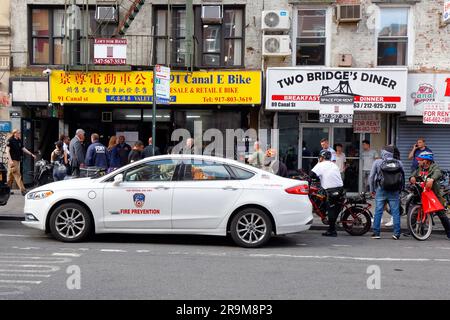 New York, USA, 27 giugno 2023, i vigili del fuoco dell'FDNY ispezionano un centro di riparazione per biciclette elettriche a Manhattan Chinatown alla ricerca di batterie agli ioni di litio difettose e non sicure. Nella foto: Marescialli del fuoco e funzionari della città, tra cui il Commissario dei vigili del fuoco di New York, Laura Kavanagh, all'esterno di 91 Canal St Recenti morti per l'incendio del 20 giugno in un negozio di biciclette elettriche su Madison St--in cima a molti altri incendi quest'anno incolpato di batterie per biciclette elettriche e attrezzature di ricarica difettose in tutta la città--- ha spronato la città verso una maggiore applicazione. Foto Stock