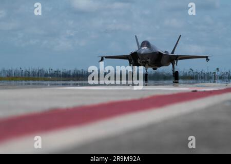 UN U.S. Air Force F-35A Lighting II assegnato al 4th Fighter Squadron, Hill Air Force base, Utah, taxi al piazzale, dopo un volo durante il Weapons System Evaluation Program-East 23,08 a Tyndall Air Force base, Florida, 18 maggio 2023. Le WSEP sono esercitazioni formali di valutazione della durata di due settimane progettate per testare le capacità di uno squadrone di condurre sistemi di armi a fuoco vivo durante le missioni di addestramento al combattimento aria-aria. (STATI UNITI Foto dell'aeronautica militare di Jennifer Jensen) Foto Stock