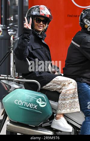 Londra, Regno Unito. 27 giugno 2023. Amanda Holden è stata vista lasciare i Global Studios a Londra, Regno Unito, il 27 giugno 2023 (foto di Robin Pope/NurPhoto). Credito: NurPhoto SRL/Alamy Live News Foto Stock