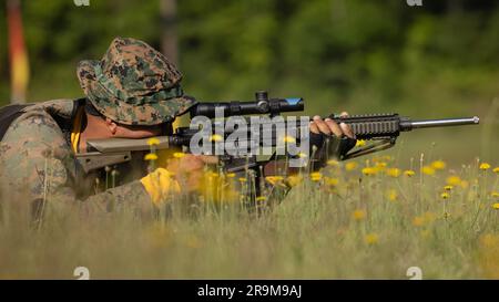 STATI UNITI Il Marine Corps staff Sgt. Christiano Cachola, con il Marine Corps Shooting Team, nativo di San Jose, CA, compete nel campionato interservizi di fucili ospitato dal Weapons and Training Battalion sulla base del corpo dei Marines Quantico, 26 giugno 2023. L'evento consisteva di squadre di sei bersagli di 600, 500, 300 e 200 yard in intervalli di 50 secondi. (STATI UNITI Foto del corpo dei Marines del cpl. Mitchell Johnson) Foto Stock