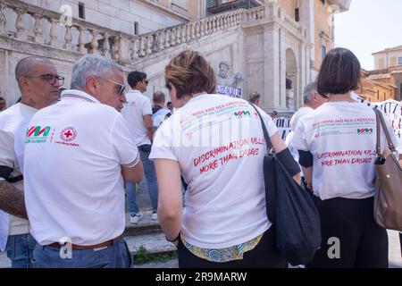 Roma, Italia. 27 giugno 2023. Manifestazione organizzata dai lavoratori di Villa Maraini in Piazza del Campidoglio per protestare contro il fallimento da parte della regione Lazio e di Roma capitale dei fondi necessari a garantire un livello sufficiente di assistenza agli oltre 600 pazienti che vengono aiutati ogni giorno. (Immagine di credito: © Matteo Nardone/Pacific Press via ZUMA Press Wire) SOLO USO EDITORIALE! Non per USO commerciale! Foto Stock