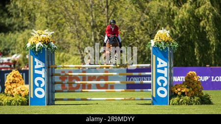 Kent Farrington del Team USA partecipa alla Coppa delle nazioni FEI il 6 giugno 2023 a Langley, in Canada. Foto Stock